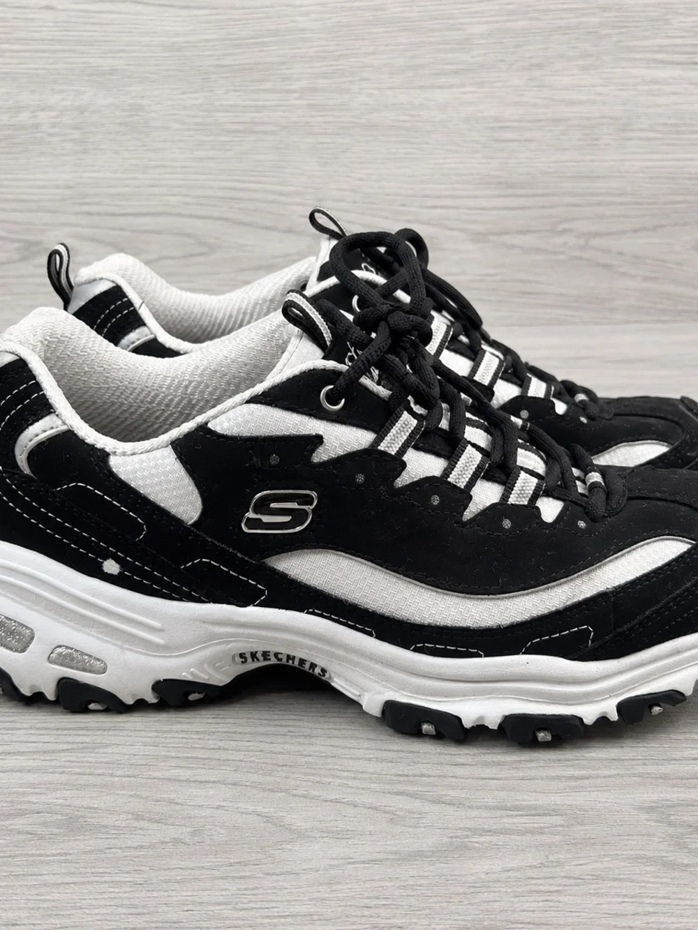 Skechers D’Lites  Women’s Black and White Athletic Sneakers Shoes Comfort Size 9
